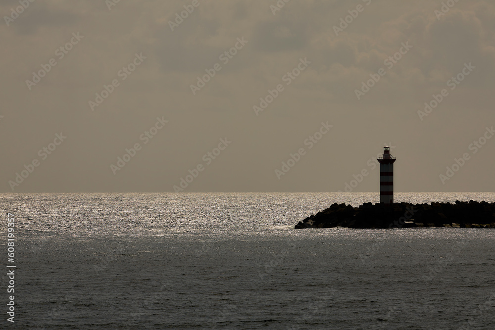 Hafeneinfahrt mit einem kleinem Leuchtturm. Azoren - Atlantik