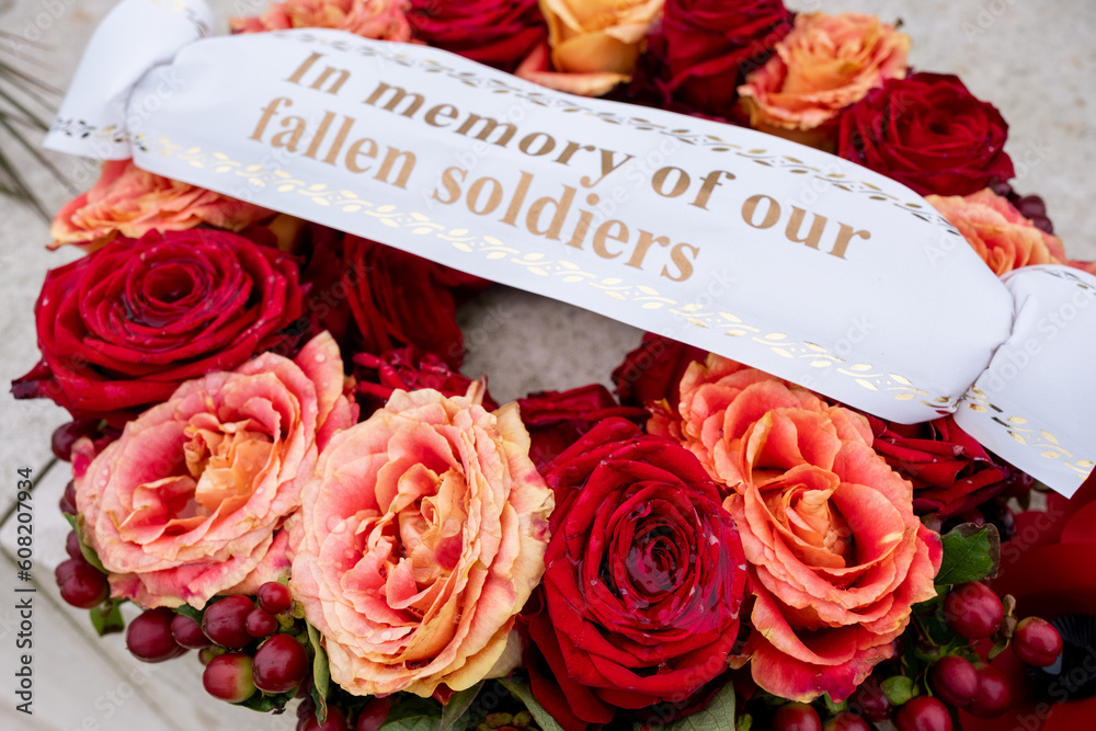 Une couronne de fleur en mémoire de soldats morts pour la France - obrazy, fototapety, plakaty 