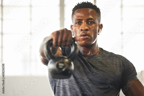 Foto Kettlebell, fitness and black man with gym workout, bodybuilder challenge and training with health and focus