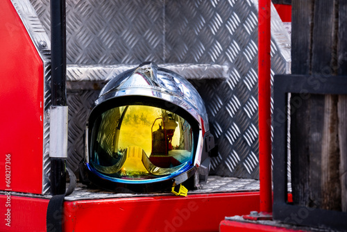Un casque de pompier en france photo