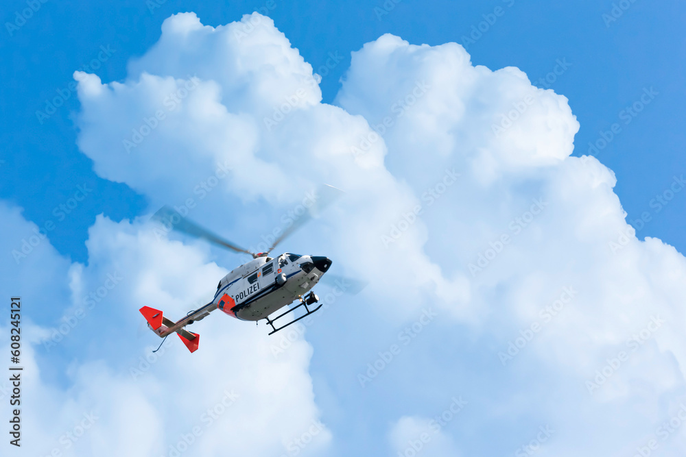 Polizei-Helikopter im Vorbeiflug Polizei-Helikopter im Vorbeiflug