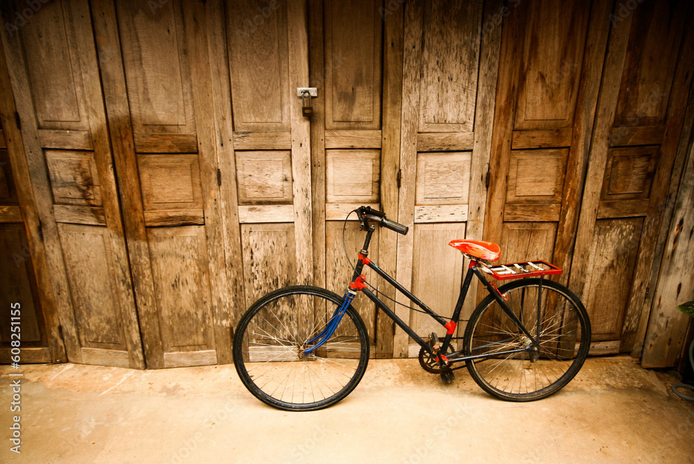The vintage bicycle infront of wall