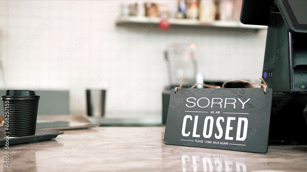 Foto de Sorry closed sign on counter at coffee shop, cafe. Closed sign board on the bar counter