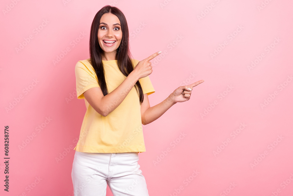 Photo attractive woman propose low price shopping direct fingers empty space banner wear yellow shirt isolated pink color background Photo attractive woman propose low price shopping direct fingers empty space banner wear yellow shirt isolated pink color background