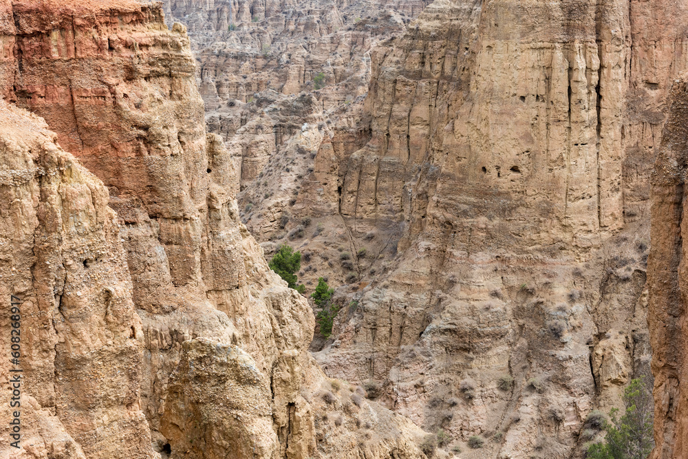 Paisaje desértico con formaciones montañosas de  badlands en el Geoparque de Granada, España