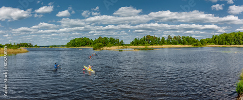Kajakfahrer auf einem See in Schweden