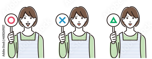 まるばつさんかくのカードを持つエプロンを着た女性のセット