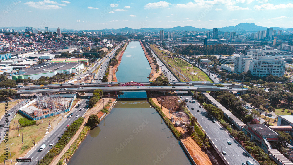 Visão aérea da rodovia Marginal Pinheiros em São Paulo - Brasil captada por um drone em 2023. 