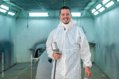 is using painting gun in repair mechanic painting shop