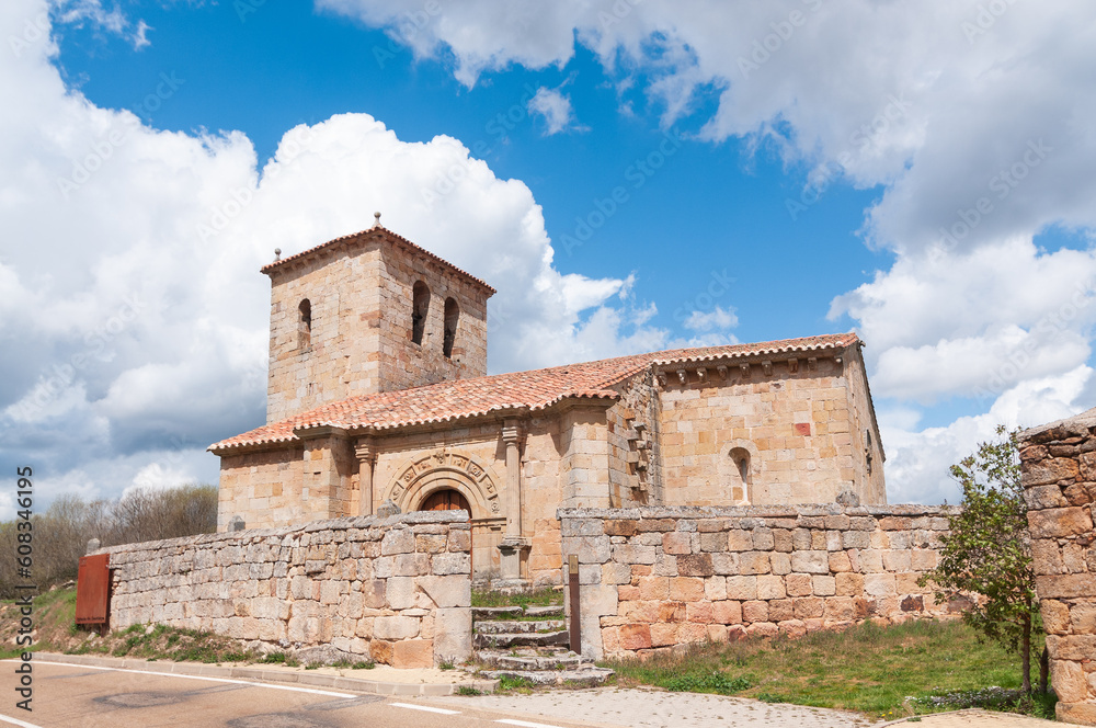 Vista de la iglesia románica de Santiago en Cezura, Palencia, en la ruta del románico palentino.