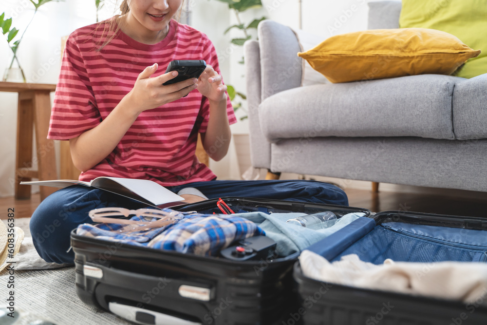 Obraz premium people check clothes into luggage in suitcase checklist before holidays trip
