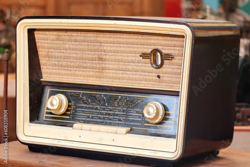 Canvastavla Retro broadcast radio receiver on wooden table circa 1950