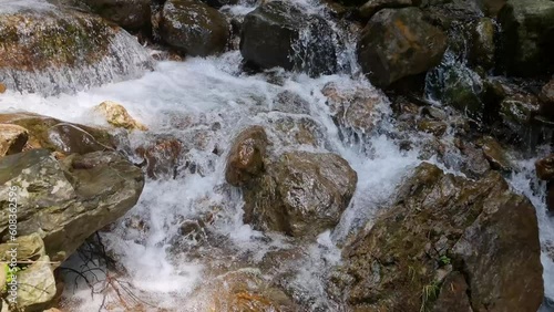acqua che scorre tra sassi e pietre