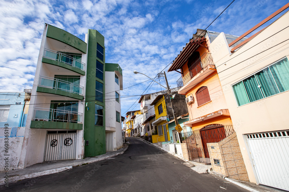 Centro urbano colorido em Ilhéus, Bahia, Brasil em um ensolarado dia de verão. Construções coloridas e de baixa altura na proximidade da praia.