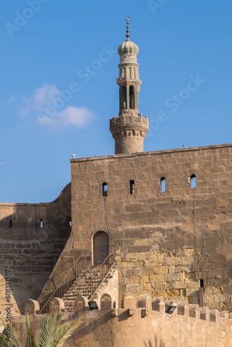 Muros de la Ciudadela y minarete de la mezquita del Sultán al-Nasir Muhammad ibn Qalawun en El Cairo en Egipto