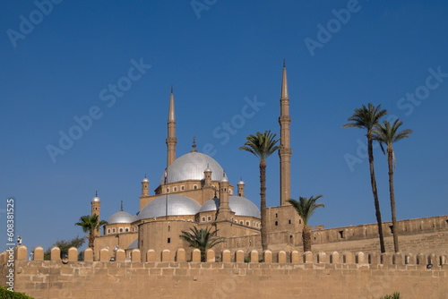Muros de la Ciudadela y mezquita Mohamed Ali en El Cairo, Egipto