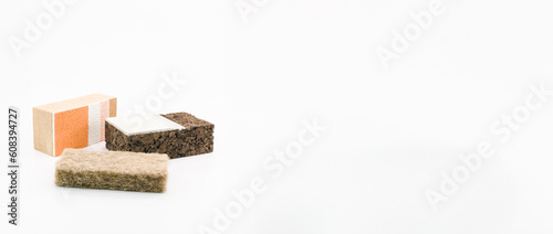 Fototapeta Naklejka Na Ścianę i Meble -  immagine primo piano di blocchi in sughero naturale e fibre vegetali per isolamento termico coibentazione di pareti e superfici di edifici, su superficie bianca