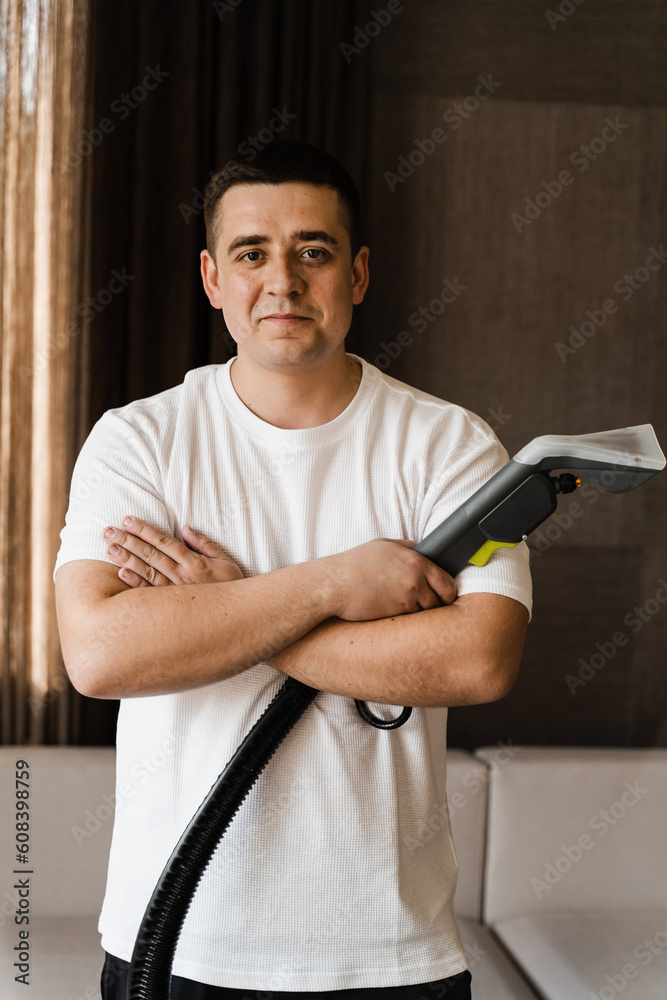 Portrait of professional cleaner with washing vacuum cleaner extractor  machine in hands for cleaning and removing dirt and dust from upholstered  textile couch. Stock Photo | Adobe Stock