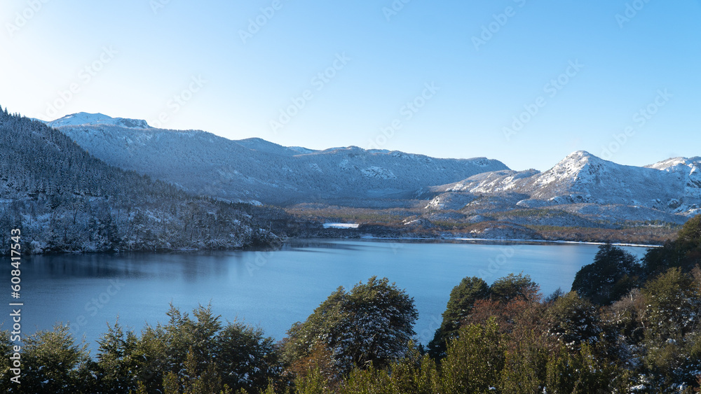 Lac et montagnes enneigées