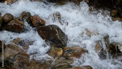 acqua che scorre fra le rocce photo