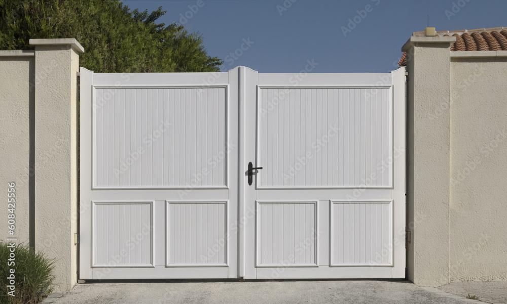 Fototapeta premium Portail blanc d'une maison