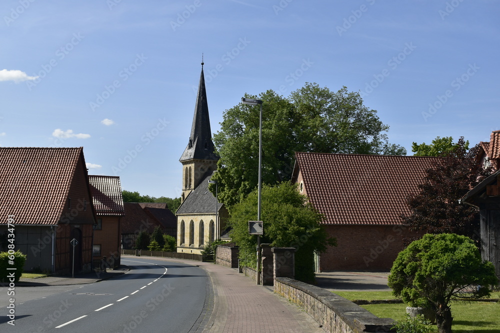 Zentrum von Ammensen bei Einbeck mit Kirche