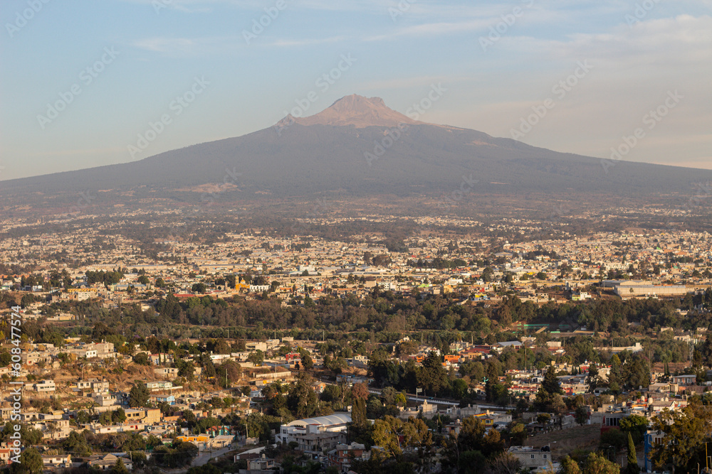 paisaje urbano y natural de Tlaxcala y su montaña.