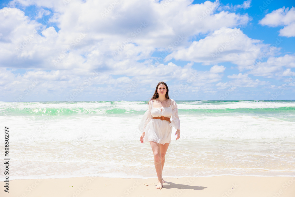海辺を歩く白いドレスの白人の少女 海辺を歩く白いドレスの白人の少女