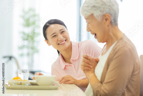 シニア女性と介護士