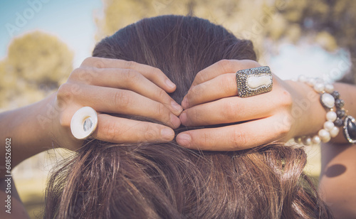 Accesorios para dama, joyeria de mujer, joyas dama, pulceras de fantasia, mujer, brazo, accesorios de colores, pulcera de piedras fantasia, beatiful, vintage, glamour,