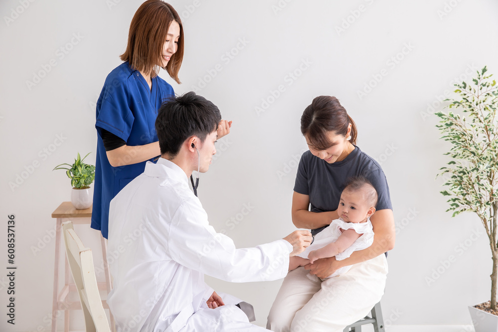 Obraz premium 検診を受ける赤ちゃん baby getting checked