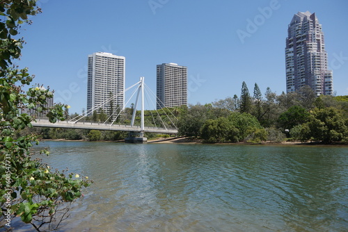Fluss mit Brücke in Gold Coast mit Hochhäusern
