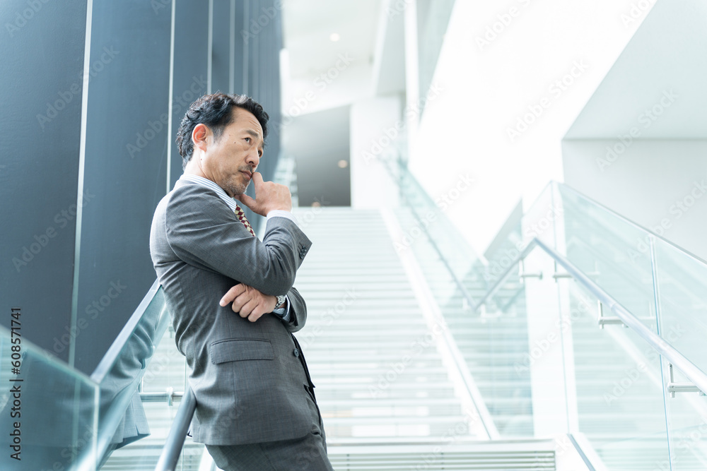 階段で考えるビジネスマン（社長・経営者）