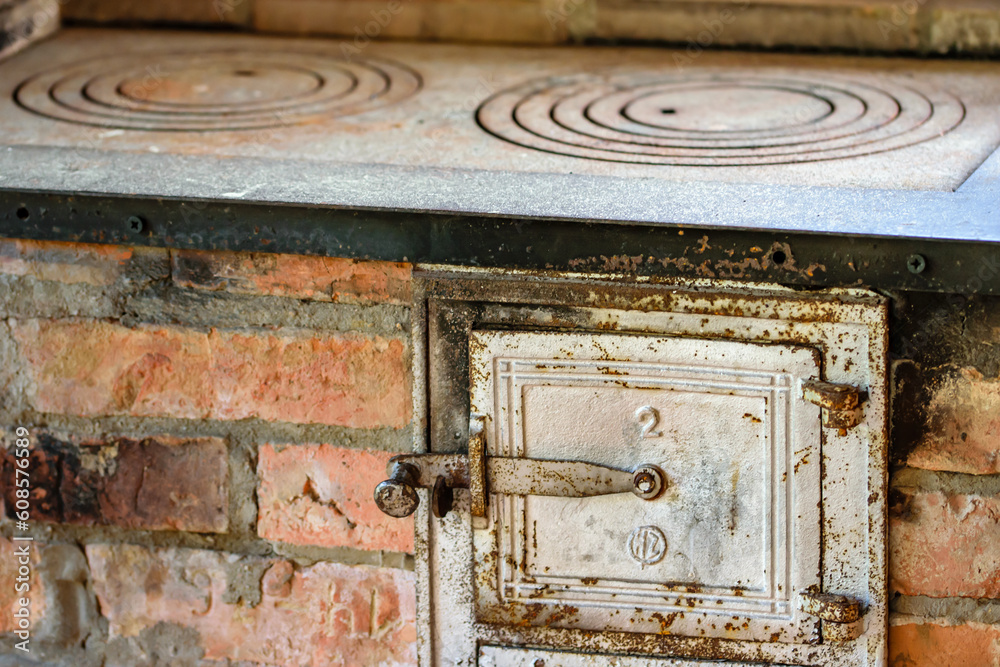 Fototapeta premium Stara, murowana kuchnia letnia. Piec na drewno z cegły