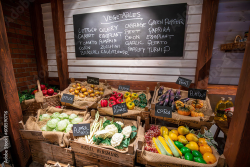 色とりどりの野菜を並べたマーケット © Monfu