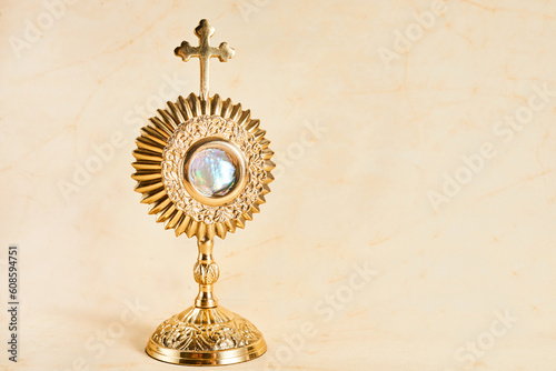 Fotografi Ostensory for worship for Catholic church ceremony