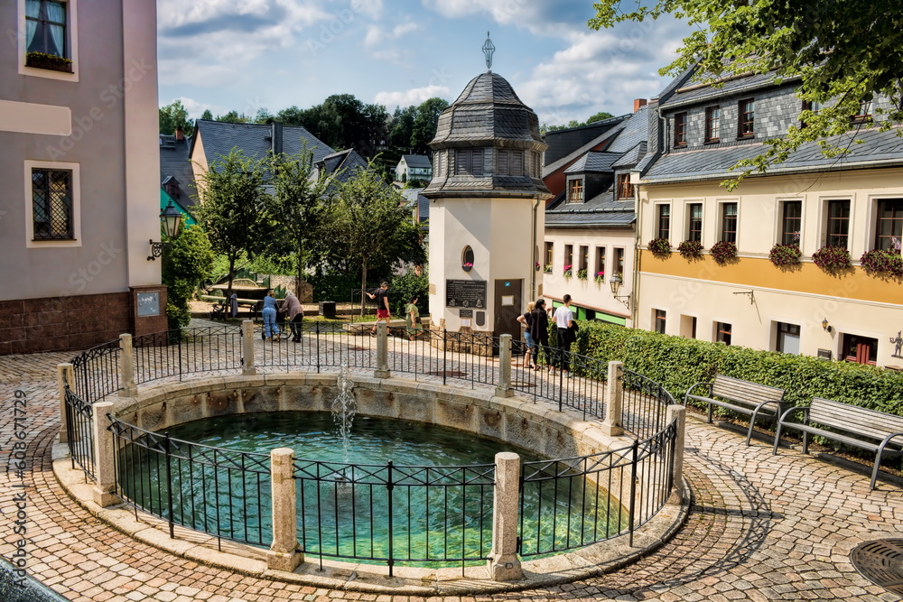 schwarzenberg, deutschland - brunnenanlage mit historischem glockenspiel