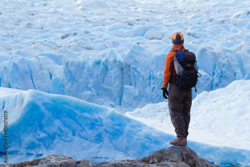 Frau steht vor Grey Gletscher, Torres del Paine Nationalpark, Chile, Südamerika | Woman standing in front of Grey Glacier, Torres del Paine National Park, Chile, South America
