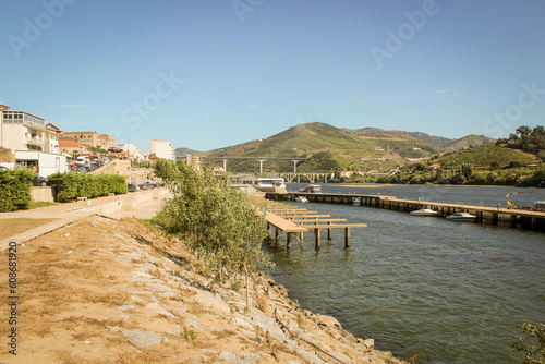 Wallpaper Mural Rio Douro com vista para as montanhas - VILA REAL Torontodigital.ca