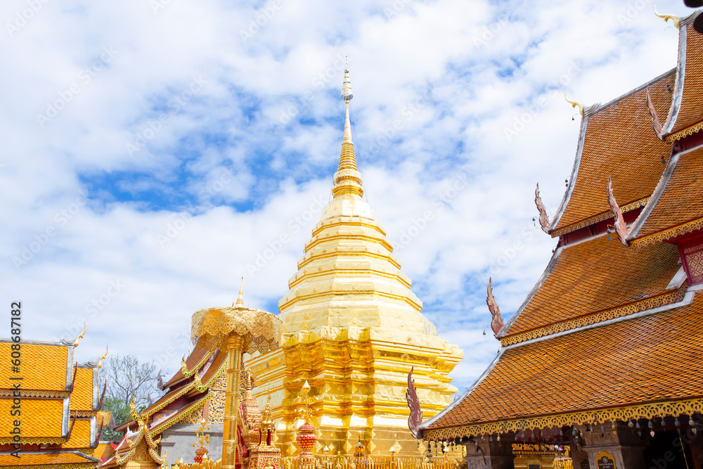 Fototapeta premium Golden pagoda Wat Phra That Doi Suthep in Chiang Mai, Thailand.