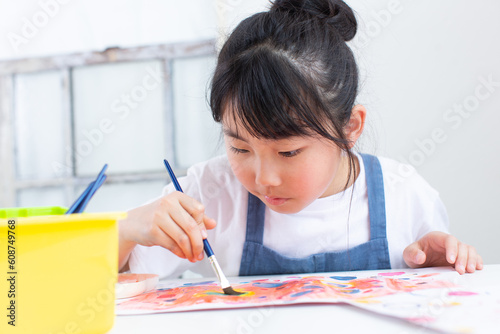 絵を描く子ども