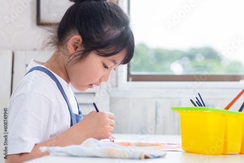 絵を描く子ども