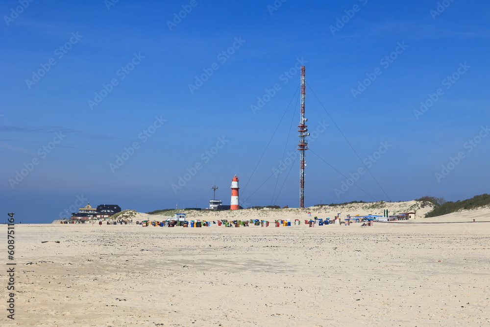 Elektrischer Leuchtturm und neuer Funkmast am Strand von Borkum