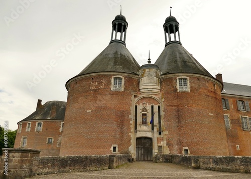 La façade du château de Saint-Fargeau photo