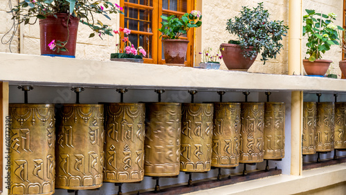 Leinwand Poster Spinning Prayer wheel in The Dalai Lama Temple Complex, Thekchen Choeling, in Mc