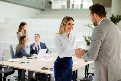Young business woman handsh...