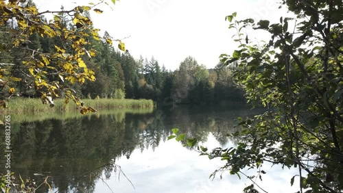 Un lac pour la pêche en pourvoirie à l'automne	
 photo