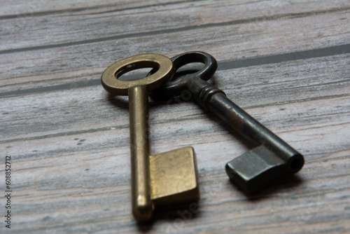 Old keys in a wooden background © AlvaroRT