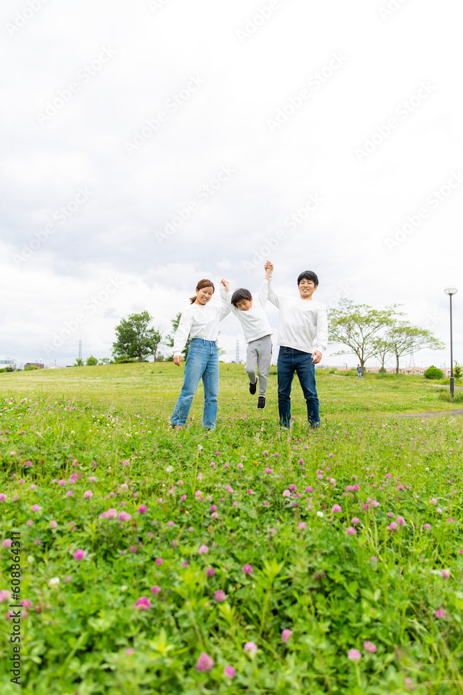 若い日本人家族のポートレート、新緑の季節の公園で撮影 若い日本人家族のポートレート、新緑の季節の公園で撮影