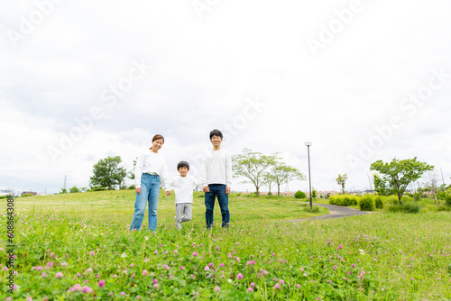 若い日本人家族のポートレート、新緑の季節の公園で撮影